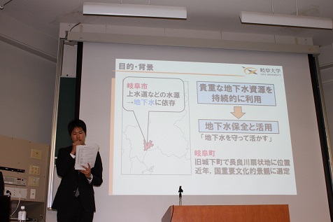 成果報告会で発表を行う学生