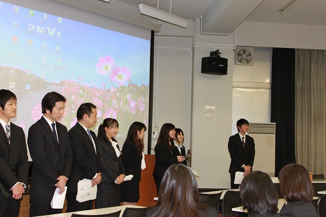 成果報告会で発表を行う学生