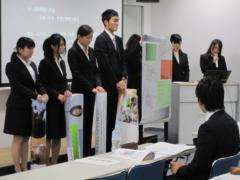 成果報告会で発表を行う学生
