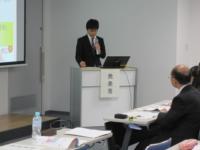 成果報告会で発表を行う学生
