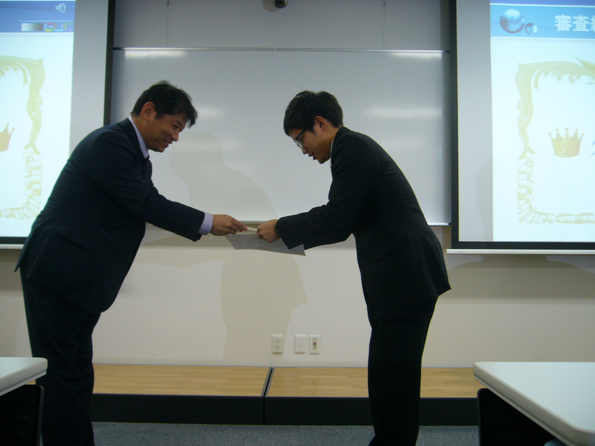 成果報告会で発表を行う学生