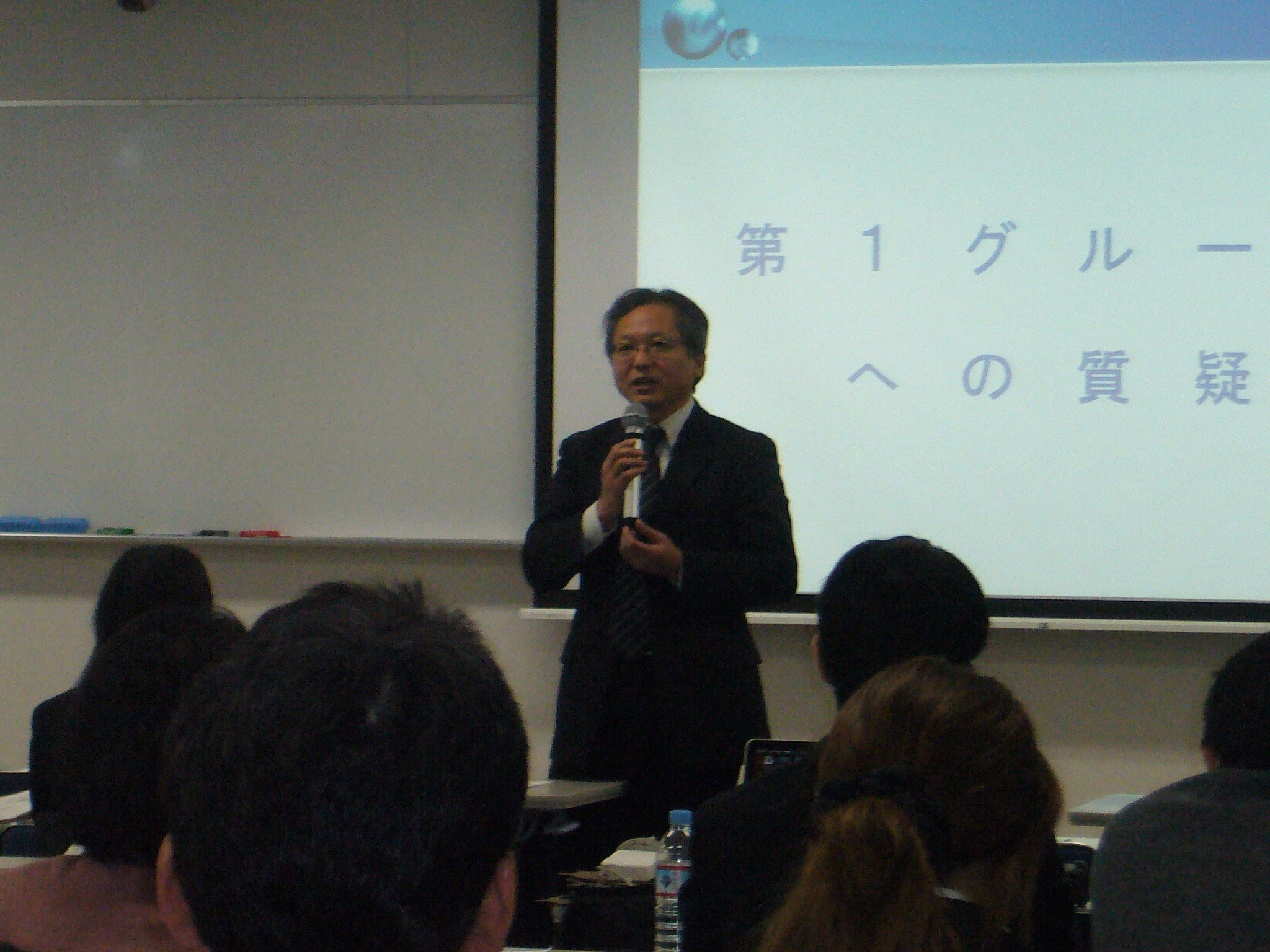 成果報告会で発表を行う学生