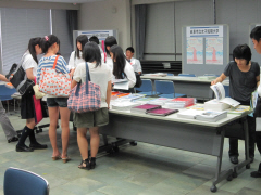 資料提供ブースの様子